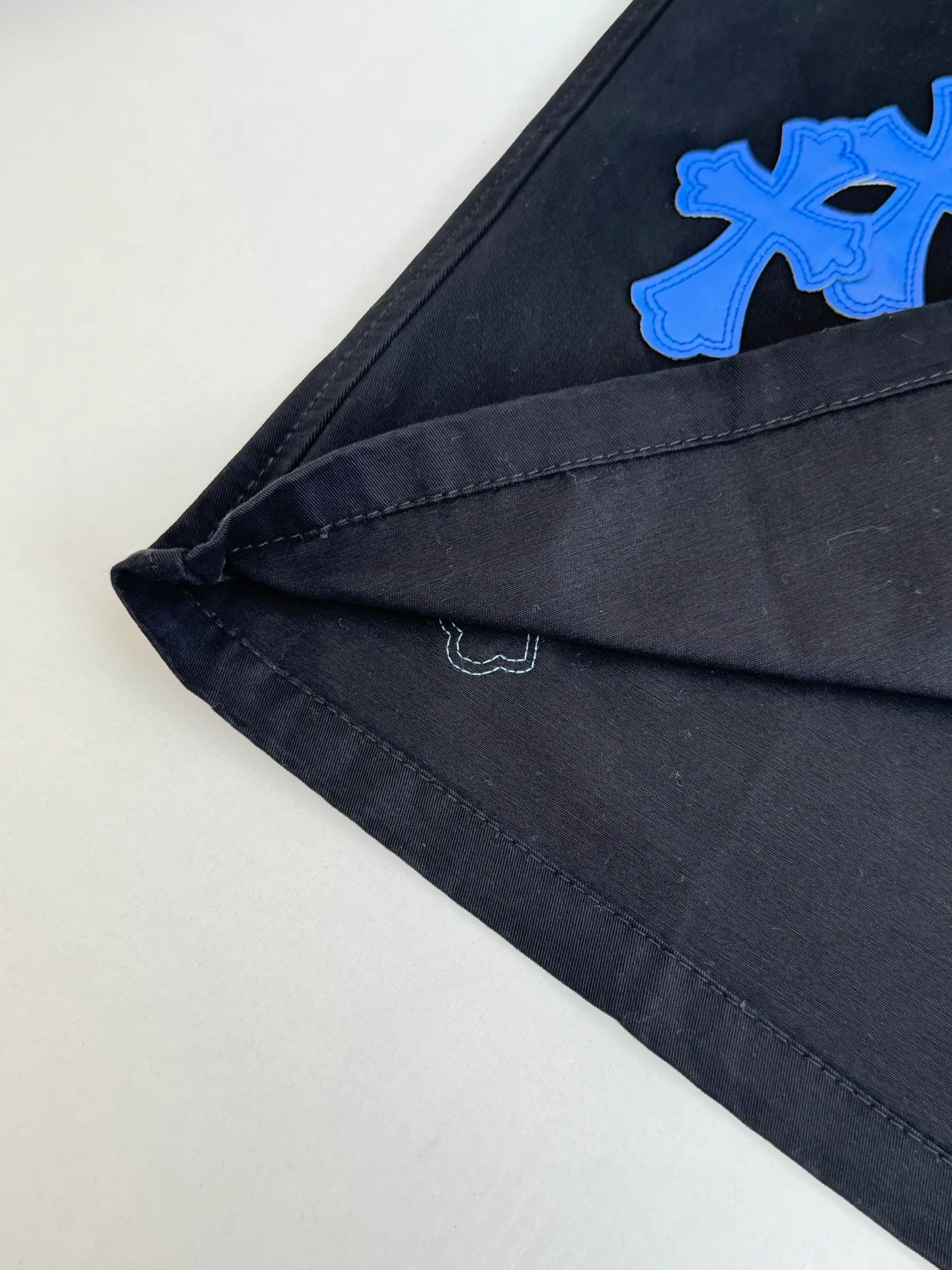 P590 Chrome Heart*/Chrome Heart CH leather workwear denim jacket, originally purchased for HK26,680, is a new series developed over the past 25 years. It is made of high-ounce twill denim fabric (the color is exclusive blackish blue, distinguishing it from pure black on the market), and the two-color cross is made of artificial leather (all individually dyed, with the same texture and no color difference). The stitch length, thread color, and wiring of the car are exactly the same. The inner leather is made of first-layer calfskin, with regular cross stitching, special machine sewing and edge stitching, 925 silver electroplated hardware, and consistent oxidation and distressing effects.  Size：S/M/L